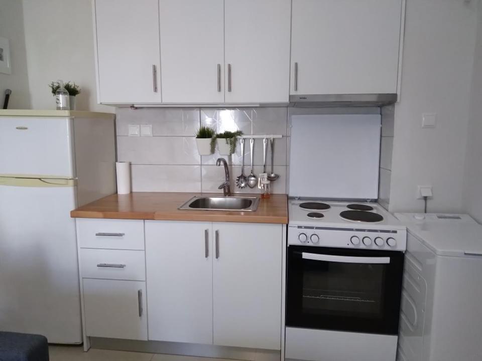 Little Beauty - Happyhostgr - In Apartment *